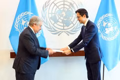 L’ambassadeur Do Hung Viet présente ses lettres de créance au Secrétaire général des Nations Unies, Antonio Guterres. Photo: VNA