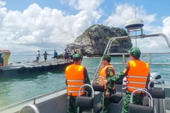 Trois pêcheurs chinois en détresse secourus par les gardes-frontières au large de Quang Ninh. Photo: VNA