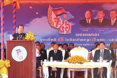 Le président du Parti du peuple cambodgien (PPC), Samdech Techo Hun Sen, s'exprime lors de la réunion marquant le 46e anniversaire de la victoire du 7 janvier sur le régime génocidaire de Pol Pot (1979-2025). Photo : VNA