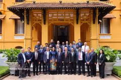 Le ministre des Affaires étrangères Le Hoai Trung et la délégation de consuls honoraires du Vietnam à l'étranger. Photo: VNA