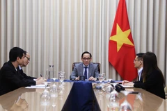 Le ministre par intérim des Affaires étrangères (AE) du Vietnam, Lê Hoài Trung, lors de l'entretien téléphonique avec Yvette Cooper, nouvelle ministre des Affaires étrangères du Royaume-Uni. Photo: VNA