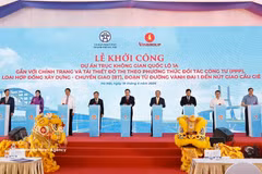 Lors de la cérémonie de lancement des travaux du projet d'axe spatial de la route nationale 1A, lié à la rénovation et à la reconstruction urbaine, sur le tronçon reliant le périphérique 1 à l’échangeur de Cau Gie, s'est tenue le 19 mai, à Hanoï, en présence du président de l'Assemblée nationale, Tran Thanh Man. Photo: VNA