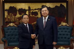 Le vice-Premier ministre permanent Pham Gia Tuc (droite) et le vice-Premier ministre et ministre de la Justice du Laos, Khampane Phommathat. Photo: baochinhphu.vn
