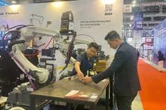 Visiteurs à l'exposition des industries auxiliaires qui s'est tenue récemment à Hô Chi Minh-Ville. Photo: VNA