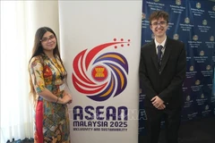 Les étudiants en relations internationales Pedro Toscano et Florencia Camila Gómez, de l'Université de Salvador (USAL), en Argentine, représentant le Vietnam, remportent d'excellents prix lors du premier concours Modèle ASEAN organisé à Buenos Aires. Photo: ambassade du Vietnam en Argentine