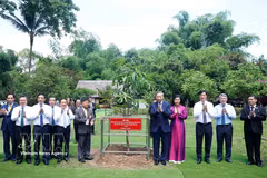 Le secrétaire général du Parti et président To Lam, accompagné de son épouse et d’une haute délégation vietnamienne, se rend le 27 mai au site mémoriel dédié au Président Ho Chi Minh dans la province thaïlandaise d’Udon Thani. Photo: vNA