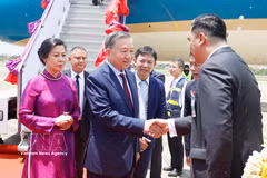 Le secrétaire général du Parti et président de la République To Lam et son épouse sont arrivés dans l’après-midi du 27 mai à l’aéroport international d’Udon Thani, entamant une visite officielle en Thaïlande du 27 au 29 mai. Photo: VNA
