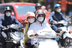 Il est conseillé aux gens de se munir d'écharpes, de chapeaux et de vêtements de protection solaire lorsqu'ils sortent… Photo : VNA