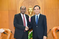 Le secrétaire du Comité du Parti de Hô Chi Minh-Ville, Trân Luu Quang (droite) et l’ambassadeur de Singapour au Vietnam Jaya Ratnam. Photo: sggp.org.vn