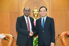 Le secrétaire du Comité du Parti de Hô Chi Minh-Ville, Trân Luu Quang (droite) et l’ambassadeur de Singapour au Vietnam Jaya Ratnam. Photo: sggp.org.vn
