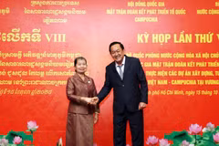 Le général de corps d’armée Vo Minh Luong, vice-ministre de la Défense, et la présidente du Conseil national du Front de solidarité pour le développement de la Patrie du Cambodge, Samdech Men Sam An. Photo: VNA