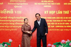 Le général de corps d’armée Vo Minh Luong, vice-ministre de la Défense, et la présidente du Conseil national du Front de solidarité pour le développement de la Patrie du Cambodge, Samdech Men Sam An. Photo: VNA