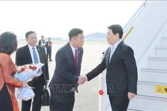 Le président vietnamien Luong Cuong est arrivé le 29 octobre à l'aéroport militaire de Gimhae à Busan, entamant sa participation à la 32ᵉ Semaine des dirigeants économiques de l'APEC et ses activités bilatérales en République de Corée. Photo: VNA