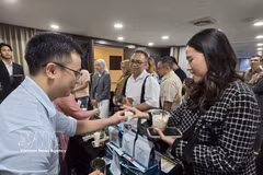 Une entreprise vietnamienne présente les produits de café DaLaKon lors de l’événement. Photo : VNA