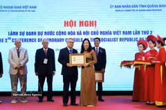 La vice-ministre des Affaires étrangères, Le Thi Thu Hang, décerne l'Insigne « Pour la diplomatie vietnamienne » et des certificats de mérite du ministre des Affaires étrangères à plusieurs consuls honoraires en reconnaissance de leurs contributions remarquables. Photo : VNA