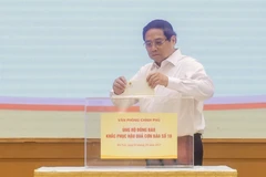 Le Premier ministre Pham Minh Chinh fait un don pour aider la population à surmonter les conséquences de la tempête n° 10. Photo : VNA