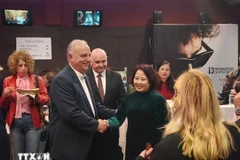 L'ambassadrice du Vietnam en Grèce, Pham Thi Thu Huong et des responsables grecs lors de la cérémonie d'ouverture de la Semaine du film vietnamien. Photo : ambassade du Vietnam en Grèce