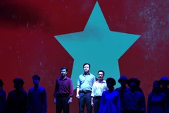 Artistes sur scène de la comédie musicale « Cafe Banh Mi ». Photo : VietnamPlus