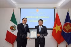 L'ambassadeur du Vietnam au Mexique, Nguyen Van Hai, remet le prix à Mouris Salloum George, directeur général du Club des journalistes mexicains. Photo: VNA