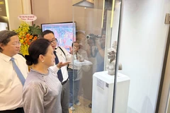 L'ancienne présidente de l'Assemblée nationale, Nguyen Thi Kim Ngan, visite l'exposition thématique. Photo : VNA