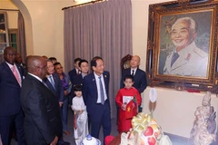 Le président sud-africain rend hommage au Général Vo Nguyen Giap à Hanoï. Photo: VNA