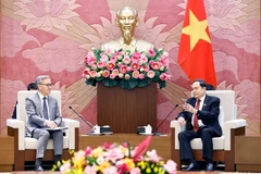 Le président de l'Assemblée nationale du Vietnam Trân Thanh Mân (droite) reçoit le ministre lao des Affaires étrangères Thongsavanh Phomvihane. Photo: VNA