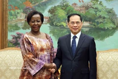 Le vice-Premier ministre Bui Thanh Son et Mme Louise Mushikiwabo, secrétaire générale de l’Organisation internationale de la Francophonie (OIF), en visite de travail au Vietnam. Photo: VNA