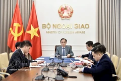 Le ministre des Affaires étrangères, Le Hoai Trung, s’entretient par téléphone le 6 mars avec Kaja Kallas, haute représentante de l’Union européenne pour les affaires étrangères et la politique de sécurité. Photo: VNA