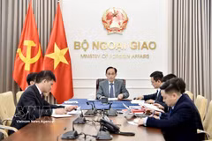 Le ministre des Affaires étrangères, Le Hoai Trung, s’entretient par téléphone le 6 mars avec Kaja Kallas, haute représentante de l’Union européenne pour les affaires étrangères et la politique de sécurité. Photo: VNA