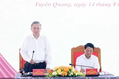 Le secrétaire général du Parti, Tô Lâm, travaille avec la permanence du Comité provincial du Parti de Tuyên Quang. Photo: VNA 