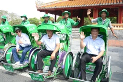 Huê lance le premier service de tricycles Grab Xich lô au Vietnam. Photo: VNA