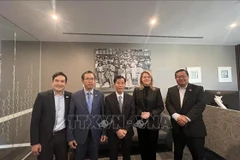 La délégation vietnamienne et les dirigeants de l’État de Tasmanie. Photo: VNA