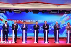 L'ambassadeur du Vietnam en Chine, Pham Thanh Binh, et d'autres délégués à la tournée médiatique « China Walk » 2025. Photo: VNA