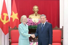 Le secrétaire général du Parti communiste du Vietnam To Lam reçoit l’ambassadrice d’Australie Gillian Bird. Photo : VNA 