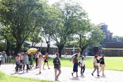 Entre janvier et septembre, la ville de Hue (Centre) a accueilli près de 5 millions de visiteurs, soit une augmentation de près de 67 % par rapport à la même période de l’an dernier. Les recettes touristiques ont dépassé 9 600 milliards de dôngs. Photo: VNA