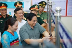 Le Premier ministre Pham Minh Chinh inspecte le traitement des formalités administratives de Thanh Hoa. Photo: VNA
