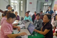 Personnes subissant un examen médical au centre de santé communal de Phu Rieng, province de Dong Nai. Photo: VNA