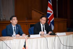 L’ambassadeur vietnamien Pham Viet Hung (gauche) à l'événement. Photo: VNA