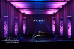 Le concert exceptionnel intitulé « The Flow of Music » (Le Flux de la musique) a eu lieu le 31 mai au Théâtre Ho Guom à Hanoï. Photo: VNA