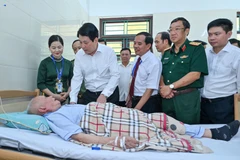 Le président Luong Cuong rend hommage aux invalides de guerre à Ninh Binh. 