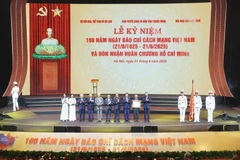 Le secrétaire général To Lam remet l’Ordre Hô Chi Minh à la presse révolutionnaire vietnamienne pour ses contributions exceptionnelles. Photo: VNA