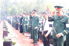 Cérémonie d'hommage et d'inhumation de 30 restes de soldats à Dông Nai. Photo: VNA
