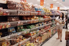 Des clients choisissent des produits au supermarché AEON Long Bien. Photo : VNA