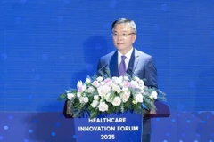 Le vice-Premier ministre Lê Thành Long au forum intitulé " Innovation et transformation numérique pour promouvoir des soins de santé complets et durables dans la nouvelle ère". Photo: VietnamPlus