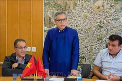 L'ambassadeur du Vietnam en Israël, Ly Duc Trung, lors de la réunion avec le maire de la la ville d'Abou Snan, Seif Mesheleb. Photo: VNA