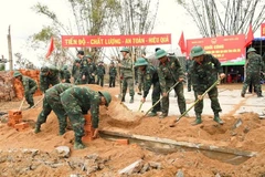 Des officiers et des soldats de la Région militaire 5 construisent en urgence de nouvelles maisons pour les habitants sinistrés de Dak Lak. Photo : VNA