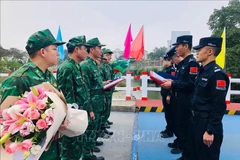 Le 25 décembre, les gardes-frontières de la province vietnamienne de Lai Chau (Nord) et le Détachement de gestion frontalière de Honghe, relevant du poste-frontière de Jinshuihe (Chine), ont mené une patrouille conjointe. Photo: VNA