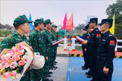 Le 25 décembre, les gardes-frontières de la province vietnamienne de Lai Chau (Nord) et le Détachement de gestion frontalière de Honghe, relevant du poste-frontière de Jinshuihe (Chine), ont mené une patrouille conjointe. Photo: VNA