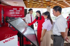 Présentation des plateformes et solutions de transformation numérique au service de l'administration et de l'économie numériques dans la province de Tay Ninh. Photo : VNA