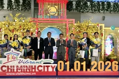 Les passagers du vol QR974 reliant le Qatar à Hô Chi Minh-Ville reçoivent des cadeaux des organisateurs. Photo : VNA